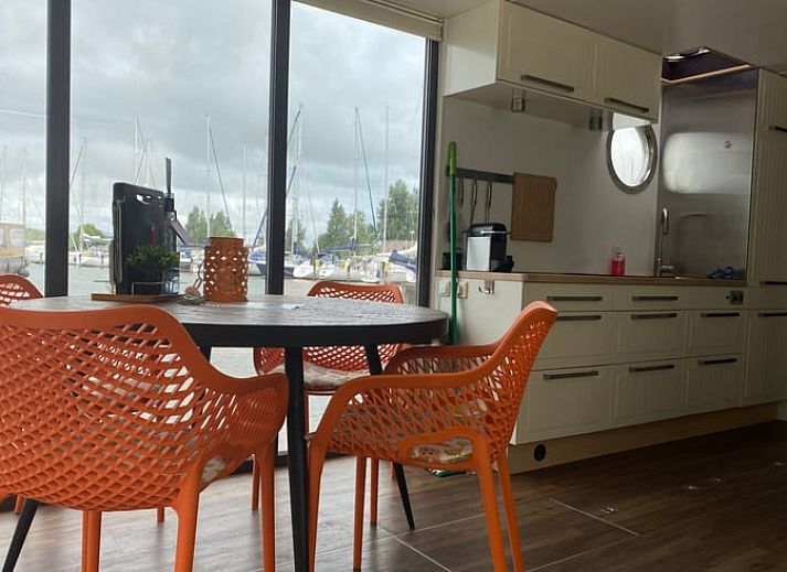 Moderne keuken in Vakantiehuis in Warns, ideaal voor koken aan de Friese meren.