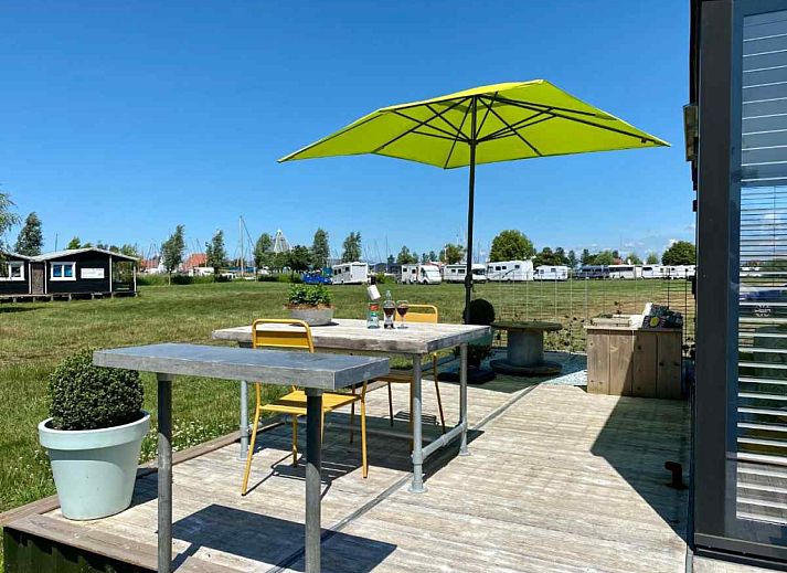 FR057 vakantiehuis in Warns met moderne veranda en uitzicht op Friese meren.