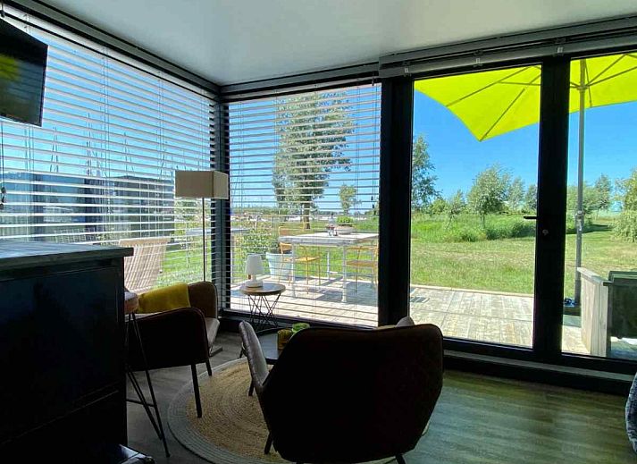 Comfortabele slaapkamer in vakantiehuis FR057 Warns met uitzicht op IJsselmeer.