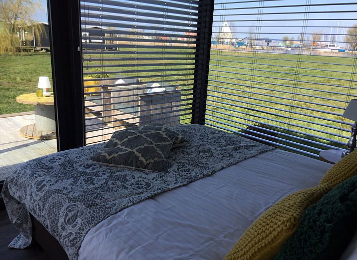 Comfortabele slaapkamer in vakantiehuis FR057 Warns met uitzicht op IJsselmeer.
