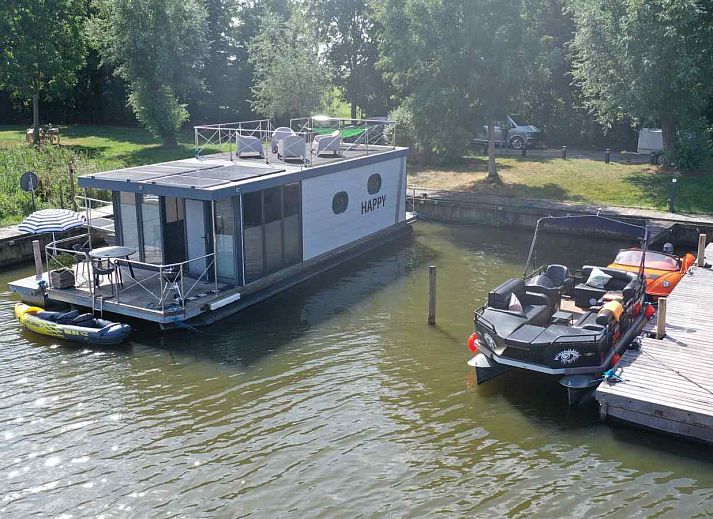 FR284 Ferienhaus in Warns in der Naehe des IJsselmeers mit sonniger Terrasse und Blick auf das Wasser.