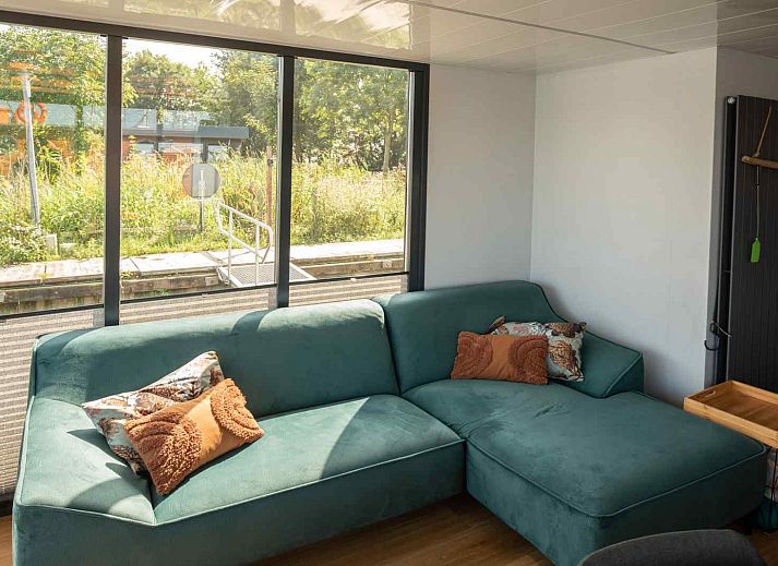 Modernes Badezimmer im Ferienhaus FR284 in Warns, Friesische Seen, mit Luxuswaschbecken und Dusche.