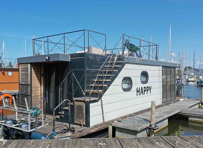 Modernes Badezimmer im Ferienhaus FR284 in Warns, Friesische Seen, mit Luxuswaschbecken und Dusche.
