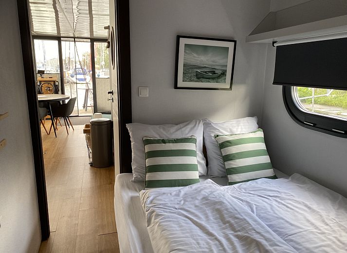 Luftaufnahme des Ferienhauses FR284 in Warns, umgeben von dem schoenen IJsselmeer.