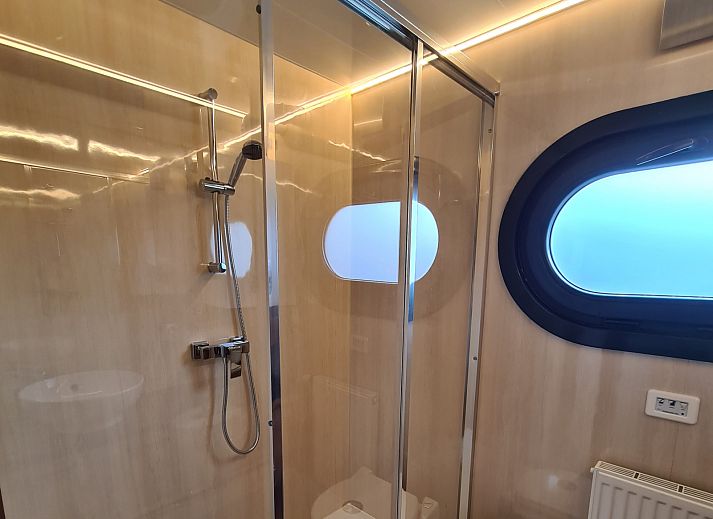 Luftaufnahme des Ferienhauses FR284 in Warns, umgeben von dem schoenen IJsselmeer.