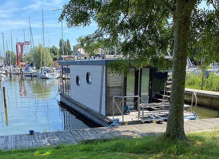 Luftaufnahme des Ferienhauses FR284 in Warns, umgeben von dem schoenen IJsselmeer.