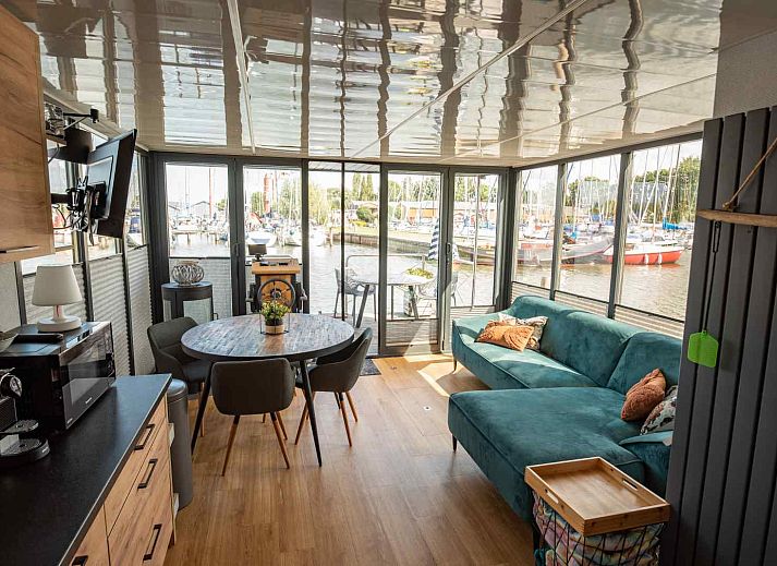 Gemuetliche Sitzecke im Ferienhaus FR284 in Warns, mit Blick auf die Natur.