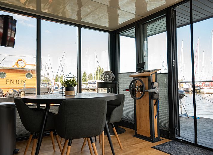 FR284 Ferienhaus in Warns am IJsselmeer mit grosser Dachterrasse und Liegestuehlen.