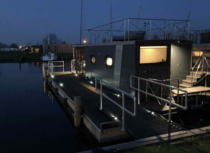 FR399 Ferienhaus am Wasser in Warns in der Naehe des IJsselmeers und der friesischen Seen.