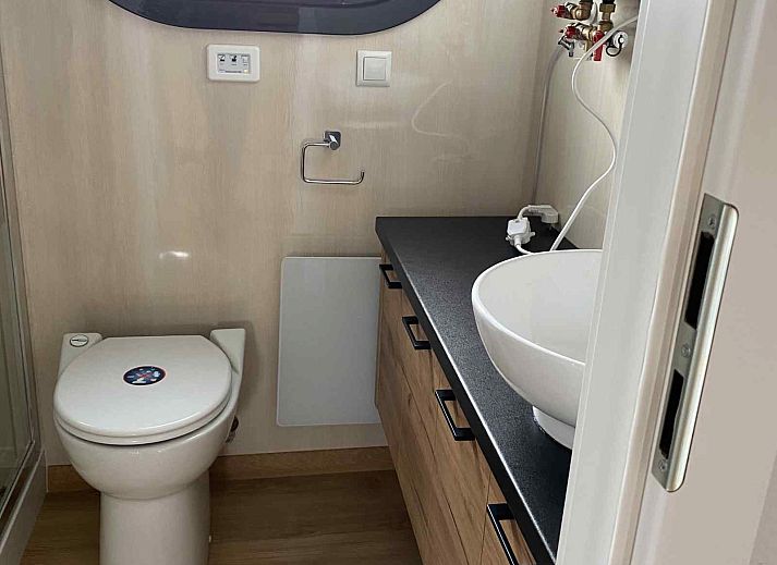 Terrasse des Ferienhauses FR399 in Warns mit Blick auf die friesischen Seen.