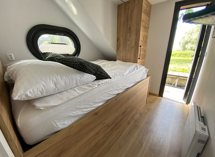 Terrasse des Ferienhauses FR399 in Warns mit Blick auf die friesischen Seen.