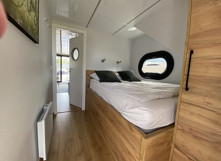 FR399 Ferienhaus in Warns bei Nacht beleuchtet, an den friesischen Seen gelegen.