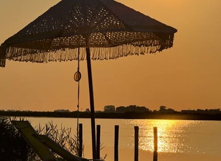 Cottage in Heeg, vacation home in Frisian lakes overlooking green surroundings and terrace, ideal for nature lovers.