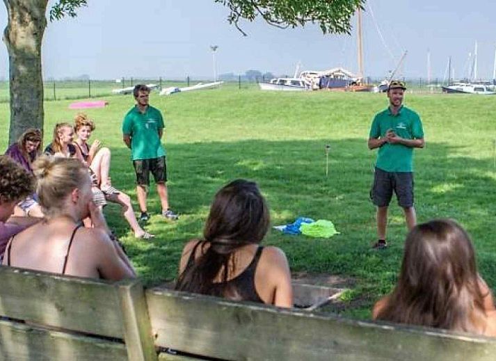 Gezellige binnenruimte van FR164 vakantiehuis in Oudega, ideaal voor groepen