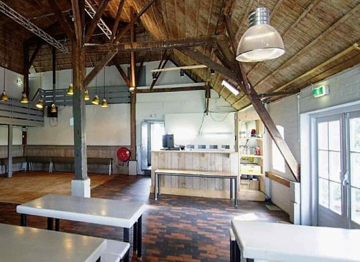 Gezellige binnenruimte van FR164 vakantiehuis in Oudega, ideaal voor groepen