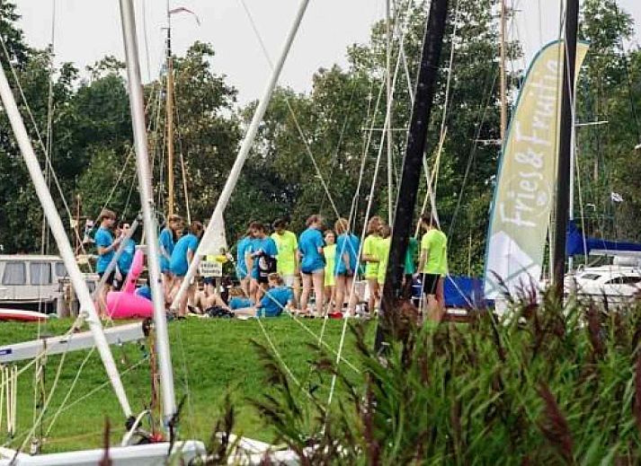 Gezellige binnenruimte van FR164 vakantiehuis in Oudega, ideaal voor groepen