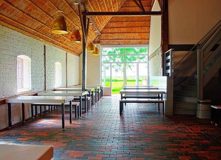 Gezellige binnenruimte van FR164 vakantiehuis in Oudega, ideaal voor groepen