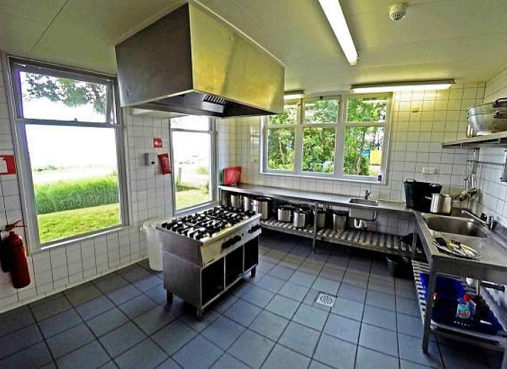 Slaapkamer met stapelbedden in FR164 vakantiehuis, perfect voor families in Oudega