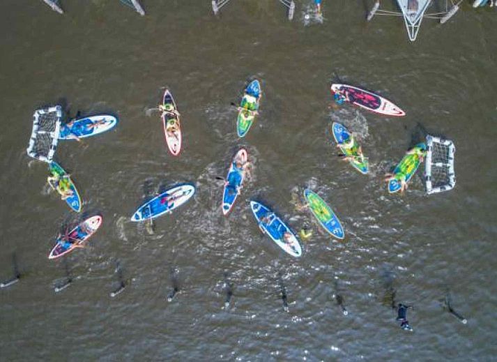 Slaapkamer met stapelbedden in FR164 vakantiehuis, perfect voor families in Oudega