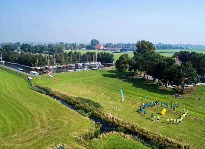 Slaapkamer met stapelbedden in FR164 vakantiehuis, perfect voor families in Oudega