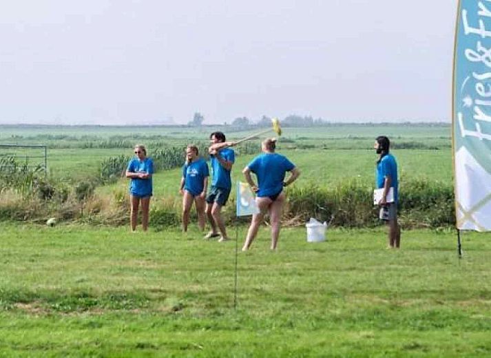 Speelveld bij FR164 vakantiehuis in Oudega, Heegermeer voor sportieve activiteiten