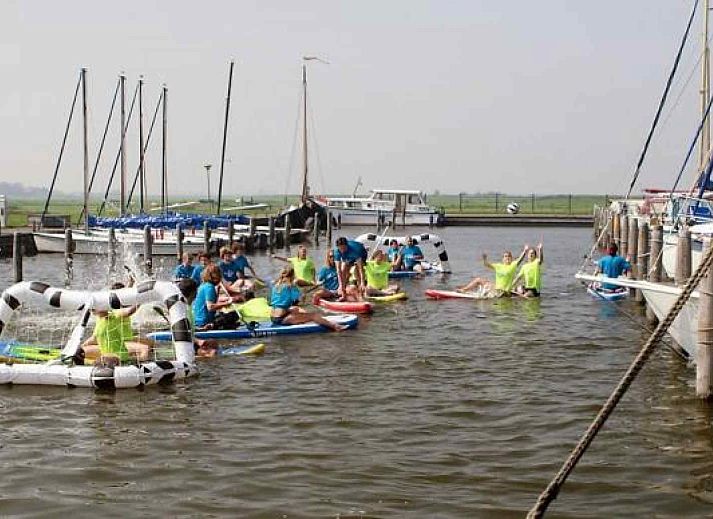 Groepsbijeenkomst in de buitenlucht bij FR164 vakantiehuis in Oudega, Friese meren