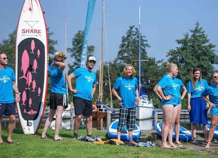 Groepsbijeenkomst in de buitenlucht bij FR164 vakantiehuis in Oudega, Friese meren