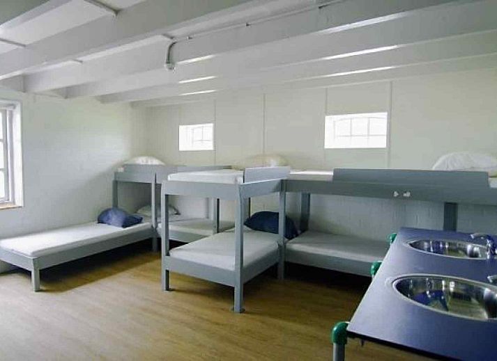 Groepsbijeenkomst in de buitenlucht bij FR164 vakantiehuis in Oudega, Friese meren