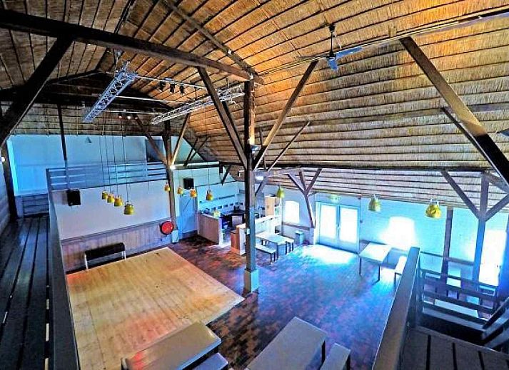 Grote eetzaal in FR164 vakantiehuis, Oudega met houten interieur en veel ruimte