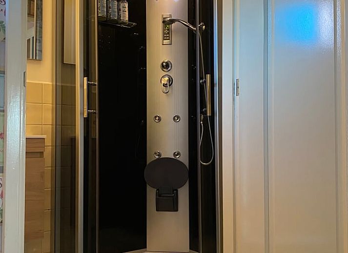 Moderne Kueche im Ferienhaus in Oudega, ideal fuer einen entspannten Aufenthalt am Heegermeer.