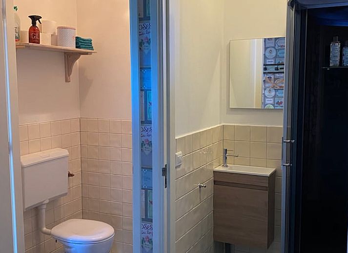 Moderne Kueche im Ferienhaus in Oudega, ideal fuer einen entspannten Aufenthalt am Heegermeer.