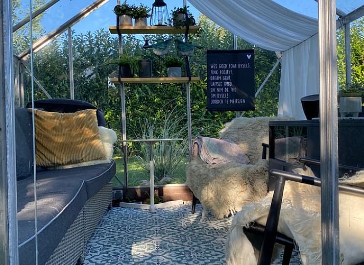 Moderne Kueche im Ferienhaus in Oudega, ideal fuer einen entspannten Aufenthalt am Heegermeer.