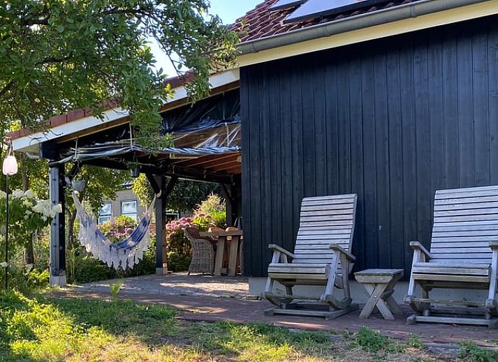Kaffee- und Teestation im Ferienhaus in Oudega, ideal fuer einen komfortablen Aufenthalt an den friesischen Seen.