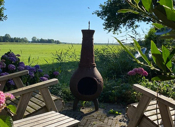 Gemuetliches Wohnzimmer mit Blick auf die Natur im Ferienhaus in Oudega, in der Naehe von Heegermeer.
