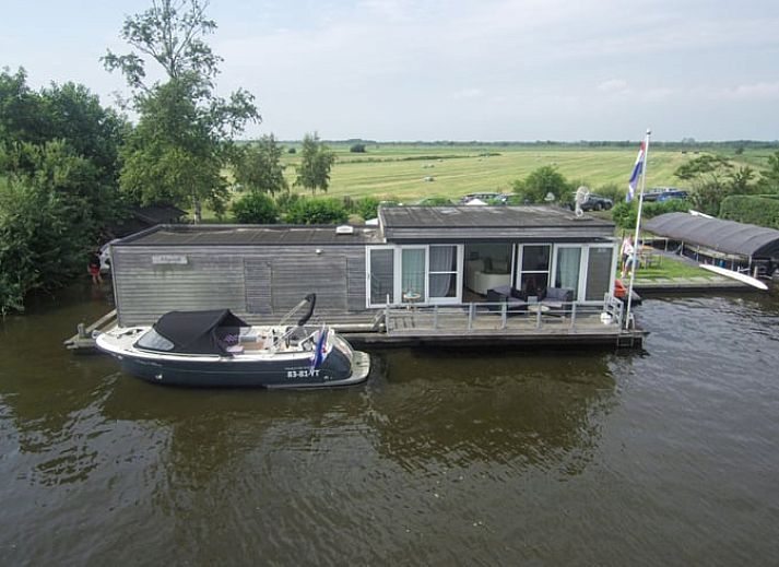 Vacation home in Oudega, located on the waters of Heegermeer in the Frisian Lakes, offers a unique stay experience on a floating terrace.