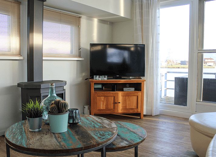 Vacation home in Oudega at Heegermeer, located on the Frisian lakes with beautiful views of the water and green surroundings.