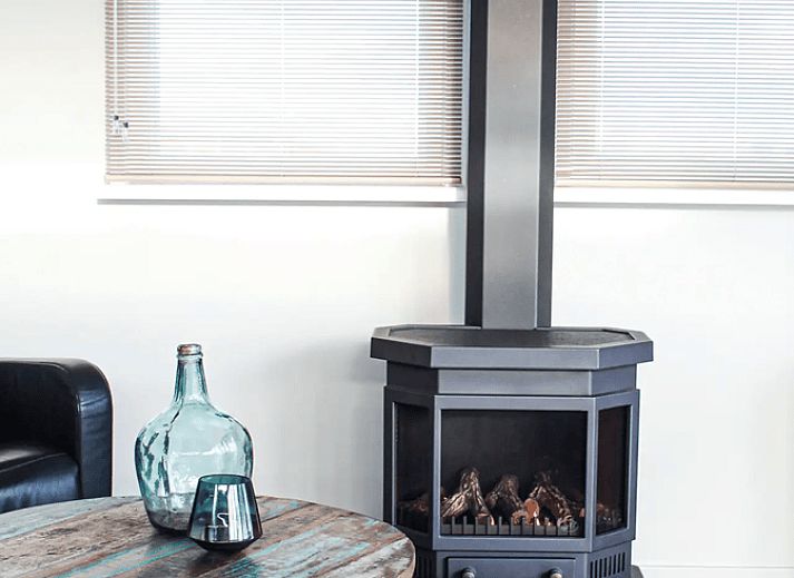 Vacation home in Oudega at Heegermeer, located on the Frisian lakes with beautiful views of the water and green surroundings.