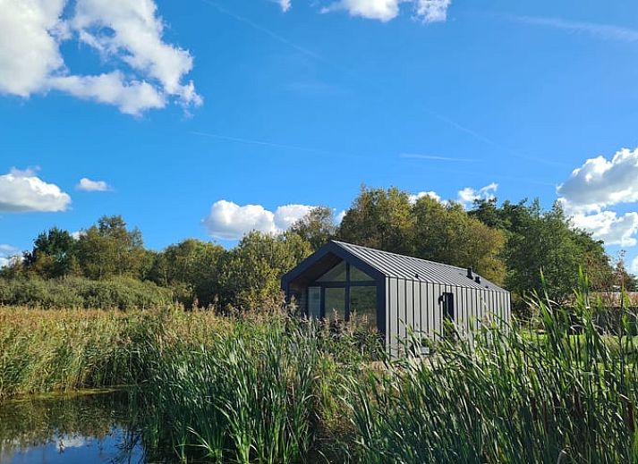 Huisje in Oudega, vakantiehuis aan het water in Friese meren, omringd door natuur.
