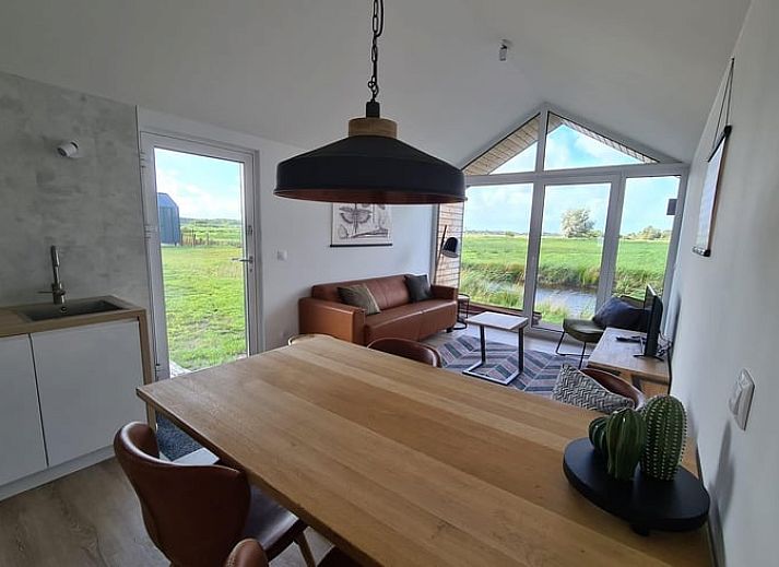 Huisje in Oudega, vakantiehuis aan het water in Friese meren, omringd door natuur.