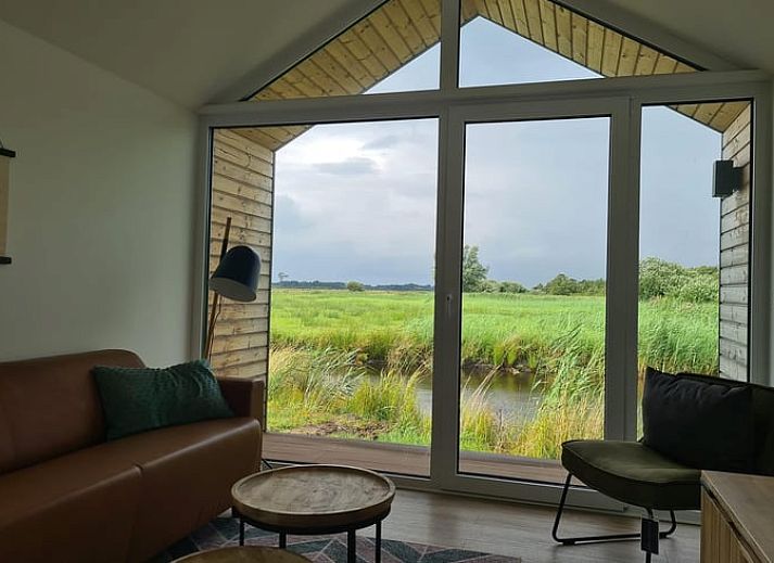 Huisje in Oudega, vakantiehuis aan het water in Friese meren, omringd door natuur.