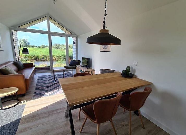 Huisje in Oudega, vakantiehuis aan het water in Friese meren, omringd door natuur.