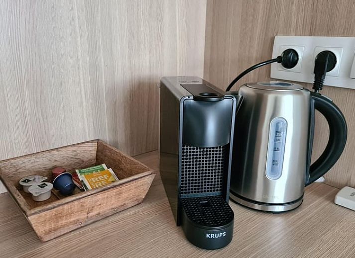 Huisje in Oudega, vakantiehuis aan het water in Friese meren, omringd door natuur.