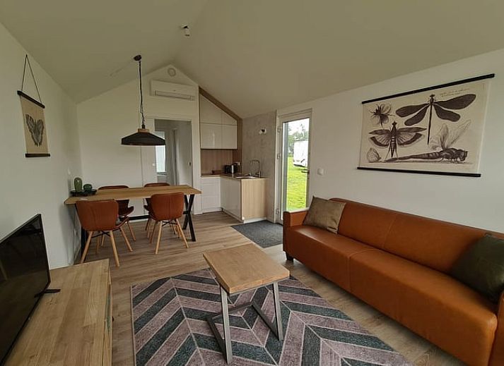 Gezellige binnenruimte van Huisje in Oudega, vakantiehuis met uitzicht op Heegermeer.