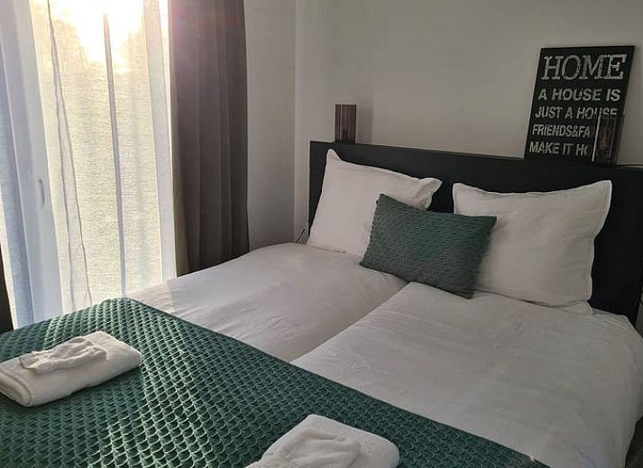 Gezellige binnenruimte van Huisje in Oudega, vakantiehuis met uitzicht op Heegermeer.