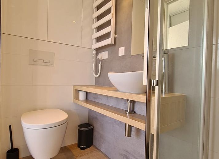 Gezellige binnenruimte van Huisje in Oudega, vakantiehuis met uitzicht op Heegermeer.