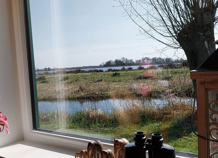 Rustgevend uitzicht op het water vanuit Vakantiehuisje in Oudega, gelegen aan het Heegermeer in de Friese meren.
