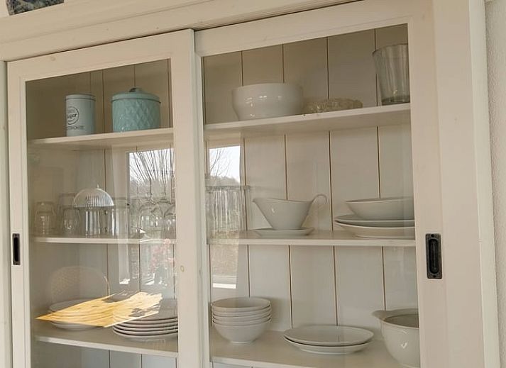 Rustgevend uitzicht op het water vanuit Vakantiehuisje in Oudega, gelegen aan het Heegermeer in de Friese meren.