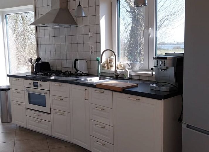 Rustgevend uitzicht op het water vanuit Vakantiehuisje in Oudega, gelegen aan het Heegermeer in de Friese meren.