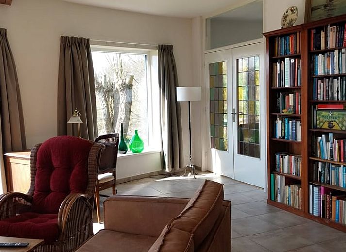 Gezellige woonkamer in Vakantiehuisje in Oudega, gelegen aan het Heegermeer in de Friese meren, met comfortabele zitruimte.