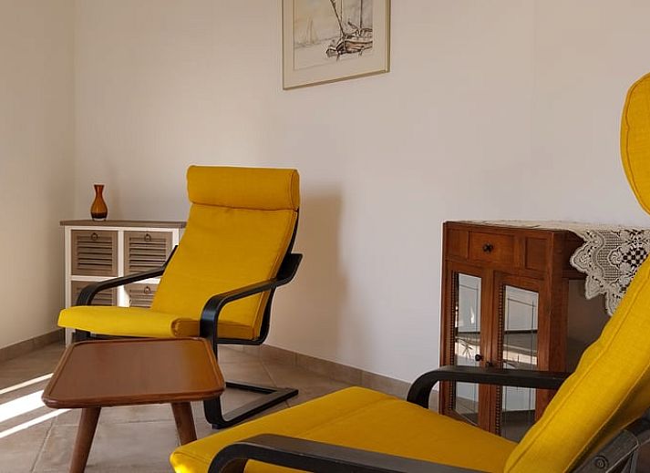 Gezellige woonkamer in Vakantiehuisje in Oudega, gelegen aan het Heegermeer in de Friese meren, met comfortabele zitruimte.